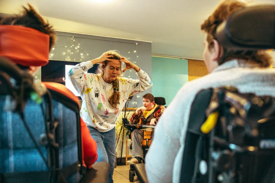 Barbara Rottiers bij zorginstelling Heder - © Michiel Devijver en Iedereen Leest