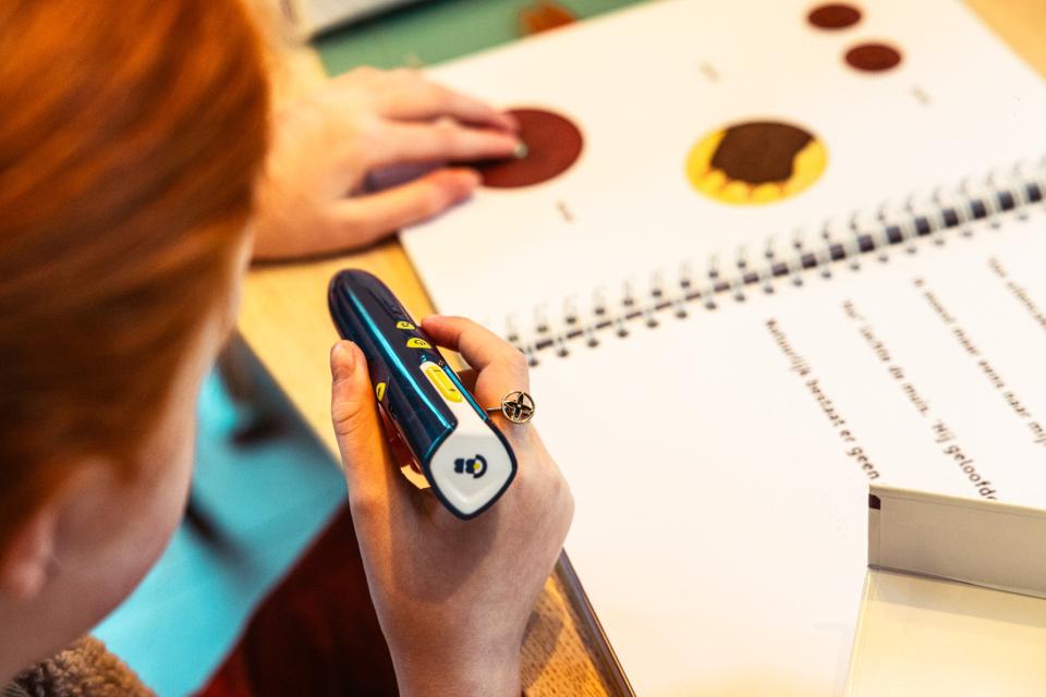 Merel gebruikt de audiopen.