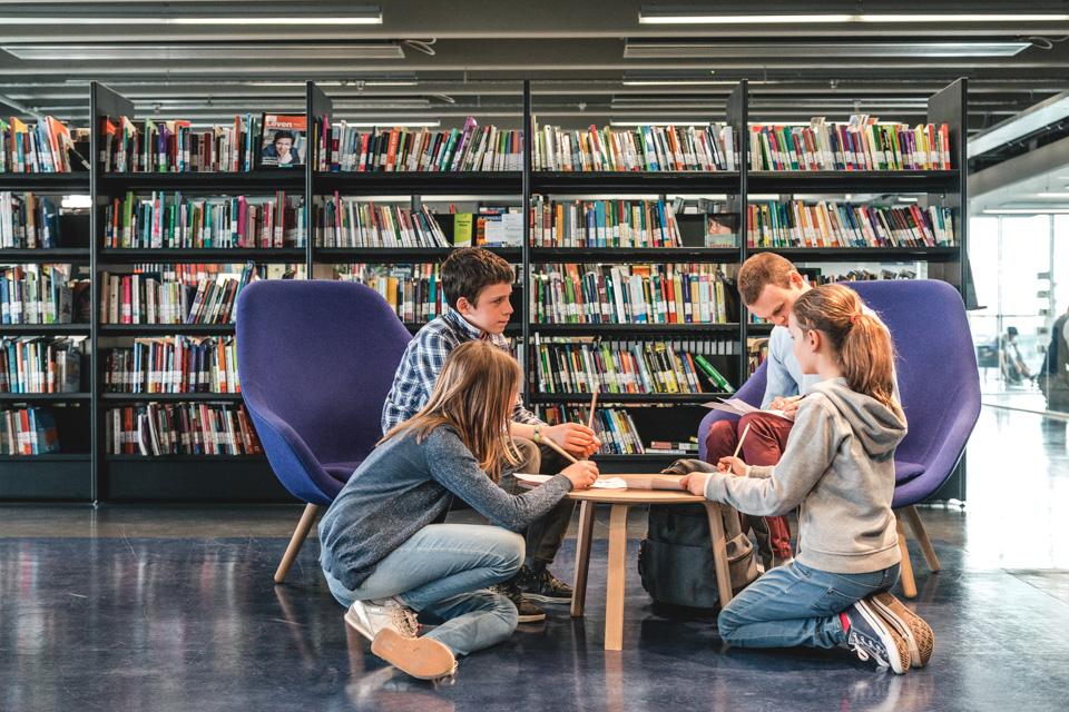 Lezende kinderen in bibliotheek