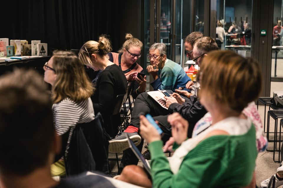 mensen praten over boeken op een studiedag